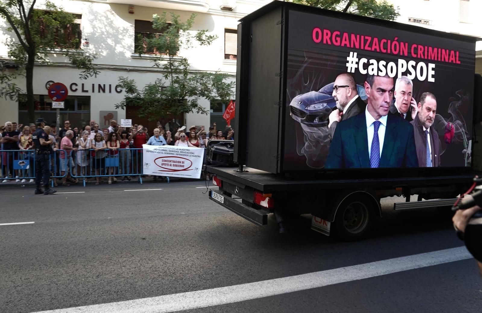 El autobus de 'Hazte Oír'  contra Sánchez se pasea por delante de la sede del PSOE en Ferraz