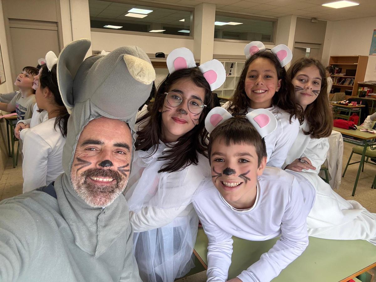 Nacho y sus  alumnos  disfrazados.