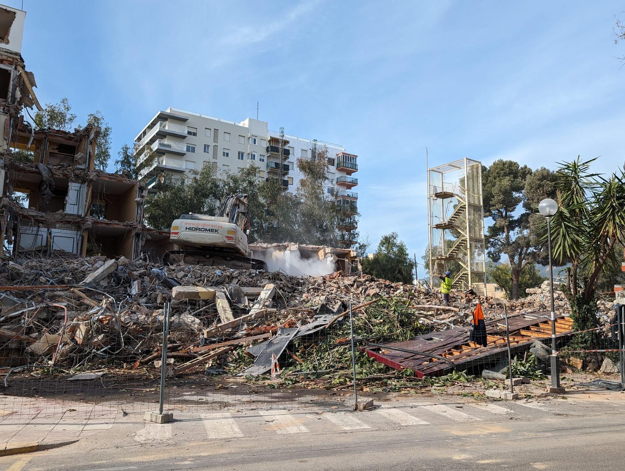 Las fotos del derribo del hotel Azor en Benicàssim