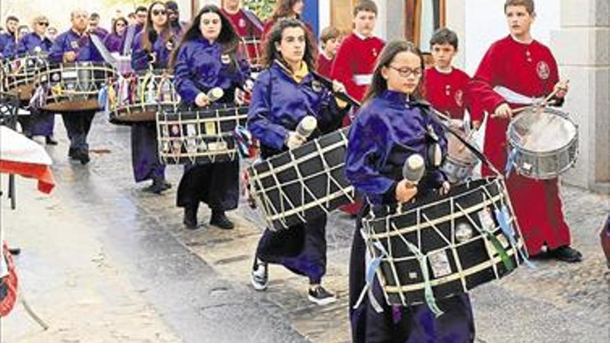 El estruendo de los tambores y bombos retumba en Peñíscola