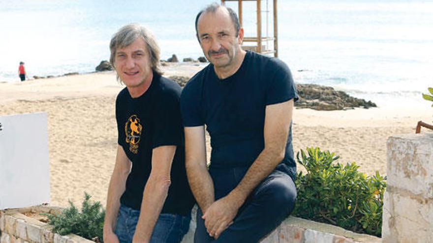 El actor Manuel Manquiña, en primer término, y Germán Fandiño, alias Tony Lomba´, ayer en la playa de Cala Major, frente al hotel Luabay Marivent.