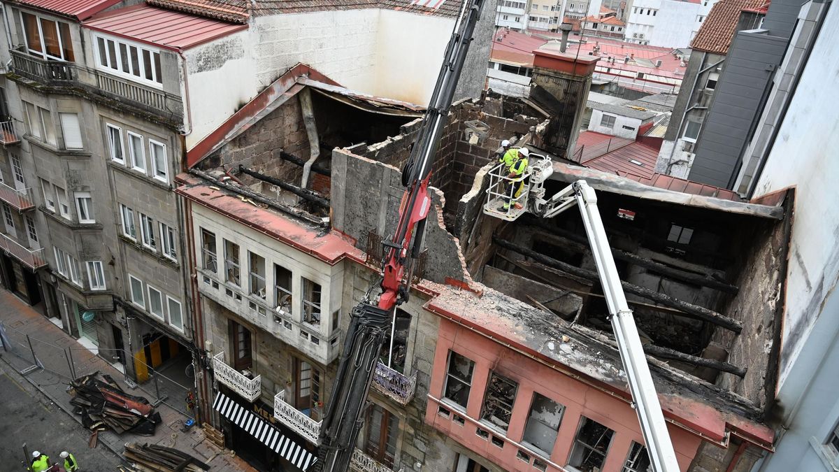 La empresa de demolición elimina los tejados y elementos inseguros para la vía.