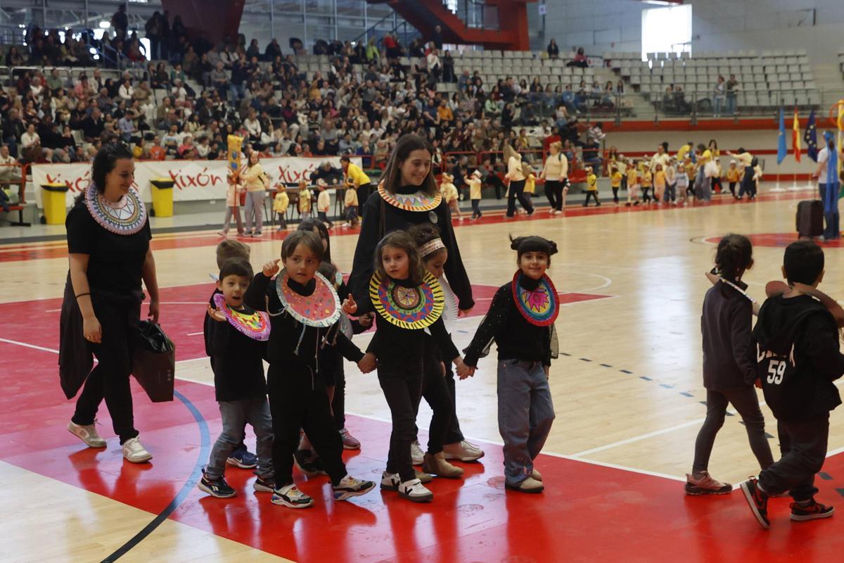 «Mandilones de colores» clama en Gijón por la diversidad y paz: en imágenes