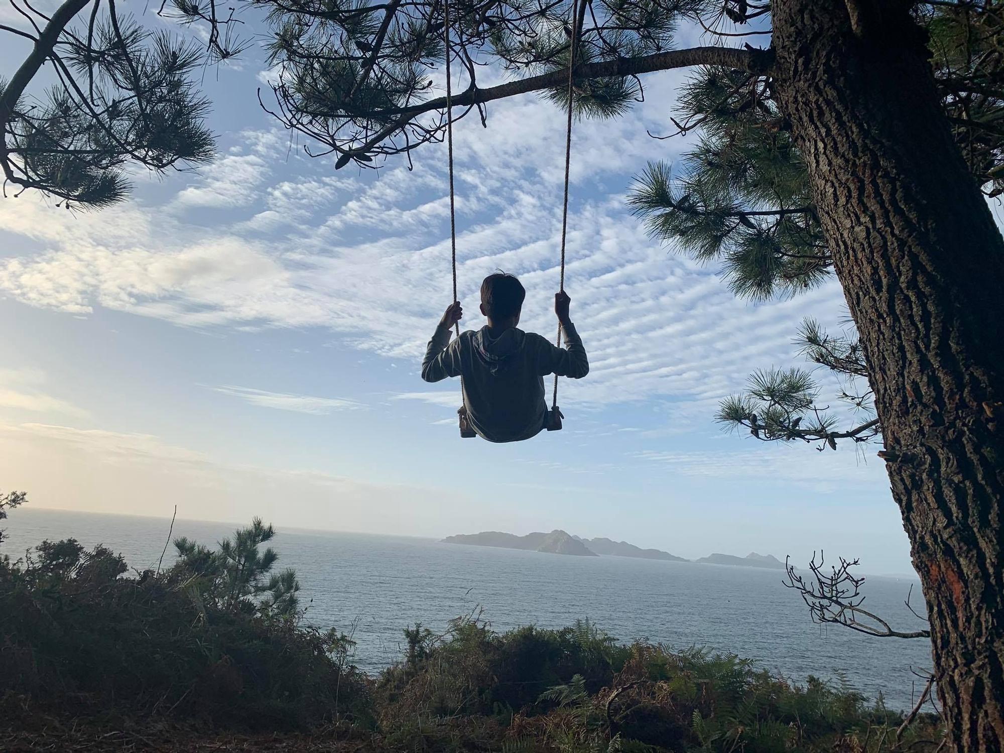 Un columpio en Monteferro con vistas a la ría de Vigo