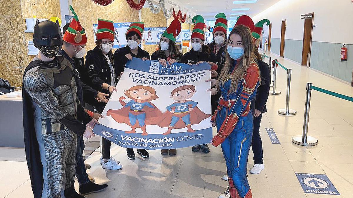 Superhéroes y elfos reciben a los niños que acuden a vacunarse.