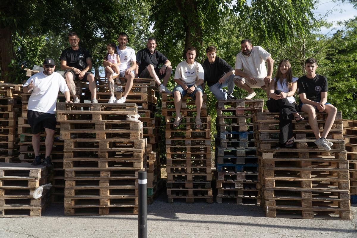 De "simplemente" amontonar madera a levantar una réplica del faro romano, los vecinos del Barrio de las Flores dan un giro a una de las fallas más populares de A Coruña