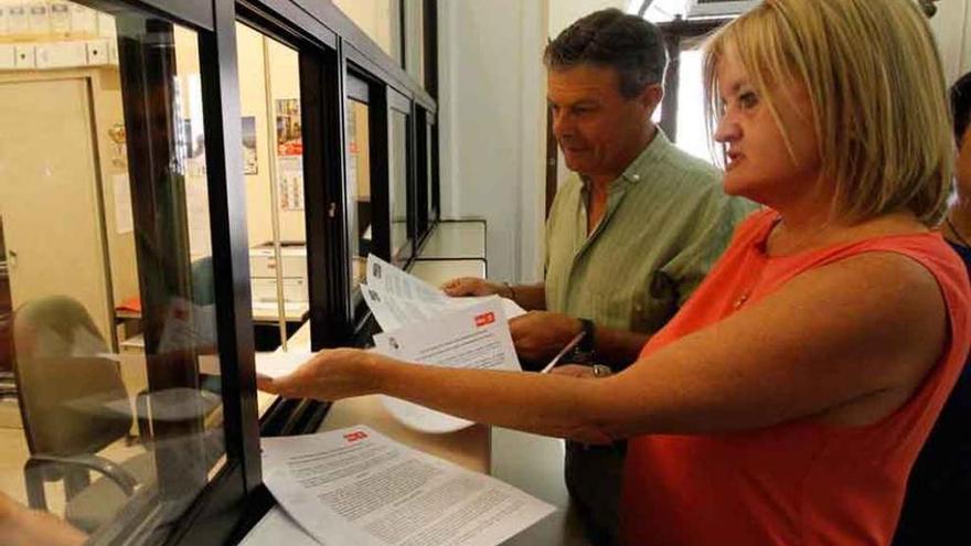 Rominguera y Fuentes entregan en el registro sus escritos.