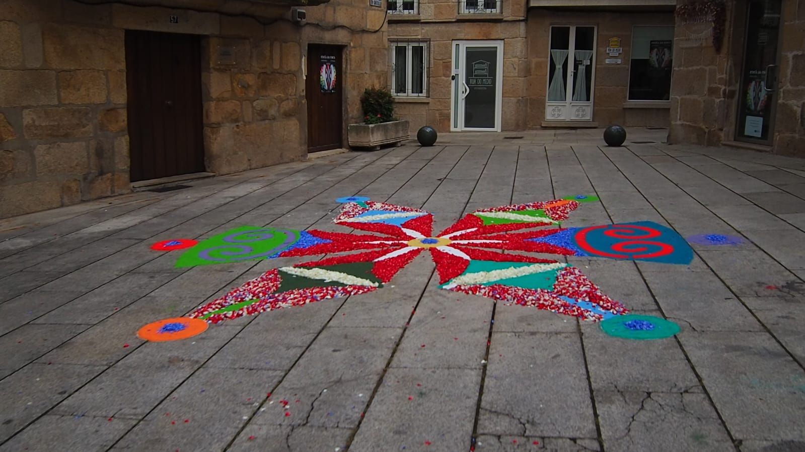 Redondela, cubierta por sus alfombras de flores