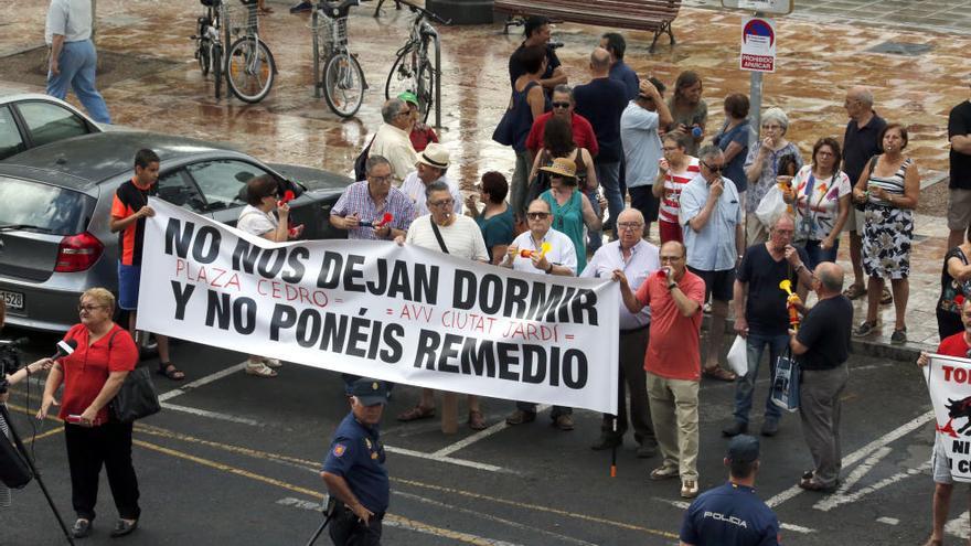 Reciente protesta vecinal por los ruidos del ocio nocturno en la zona del Cedro.