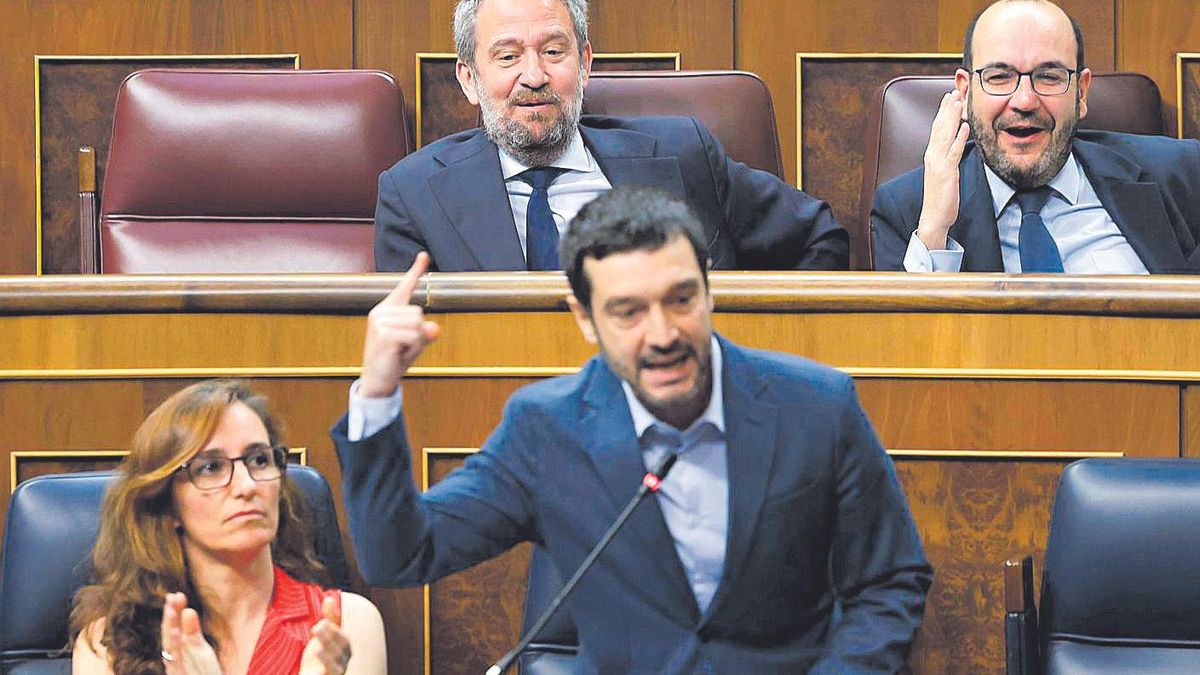 Pablo Bustinduy con la ministra de Sanidad, Mónica García, y detrás dos diputados gallegos del PP, Jaime de Olano y Álvaro Pérez.