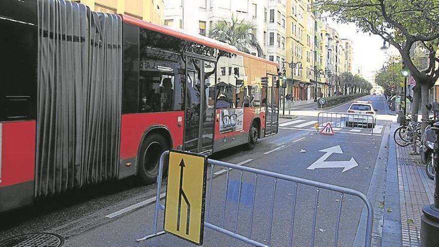 Una semana con un carril cortado por una arqueta