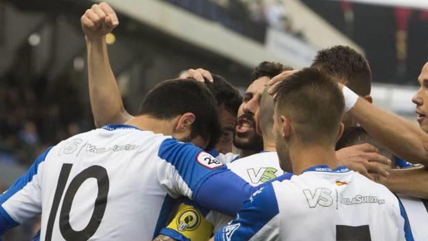 Piña de los jugadores del Hércules el pasado sábado tras uno de los dos goles al Sabadell.
