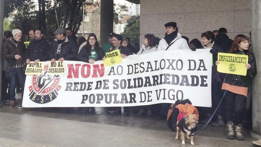 La concentración contra el desalojo celebrada ayer en los juzgados.