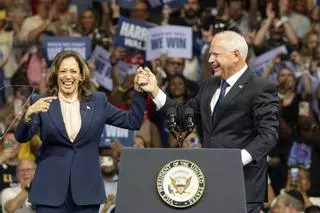 Kamala y Walz aparecen juntos por primera vez en un mitin en Filadelfia