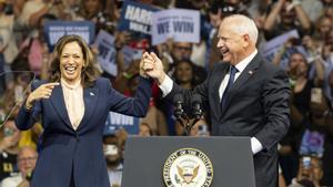 La vicepresidenta de EEUU y candidata demócarata a la Casa Blanca, Kamala Harris, y su aspirante a la Vicepresidencia, Tim Walz, durante su primera aparición conjunta en Filadelfia