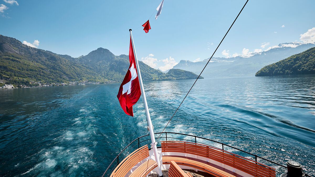 Detalle de la navegación a bordo del Gallia, el histórico barco de vapor que acoge la propuesta premium Legends of Lake Lucerne.