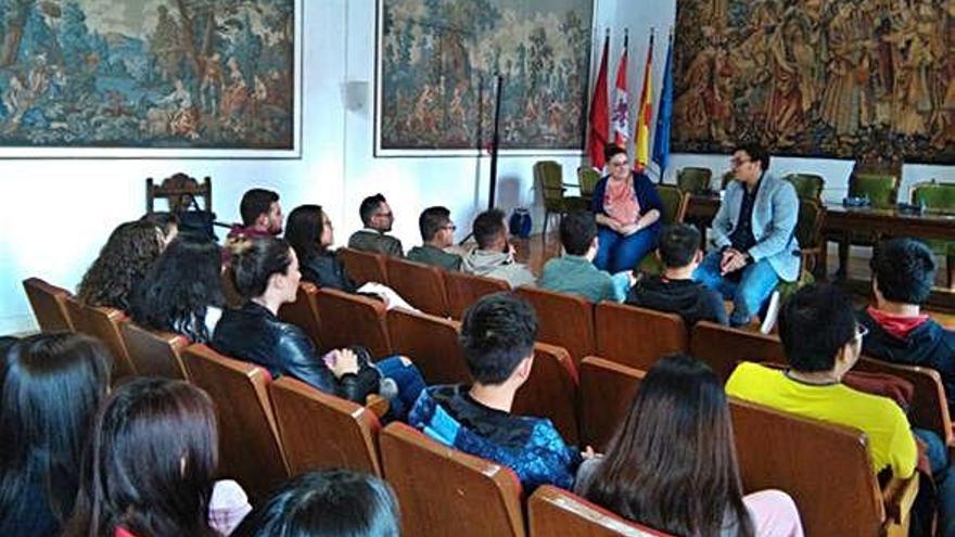 Del Bien y Dieguez explican a los alumnos el modelo de gestión del patrimonio en la ciudad de Toro.