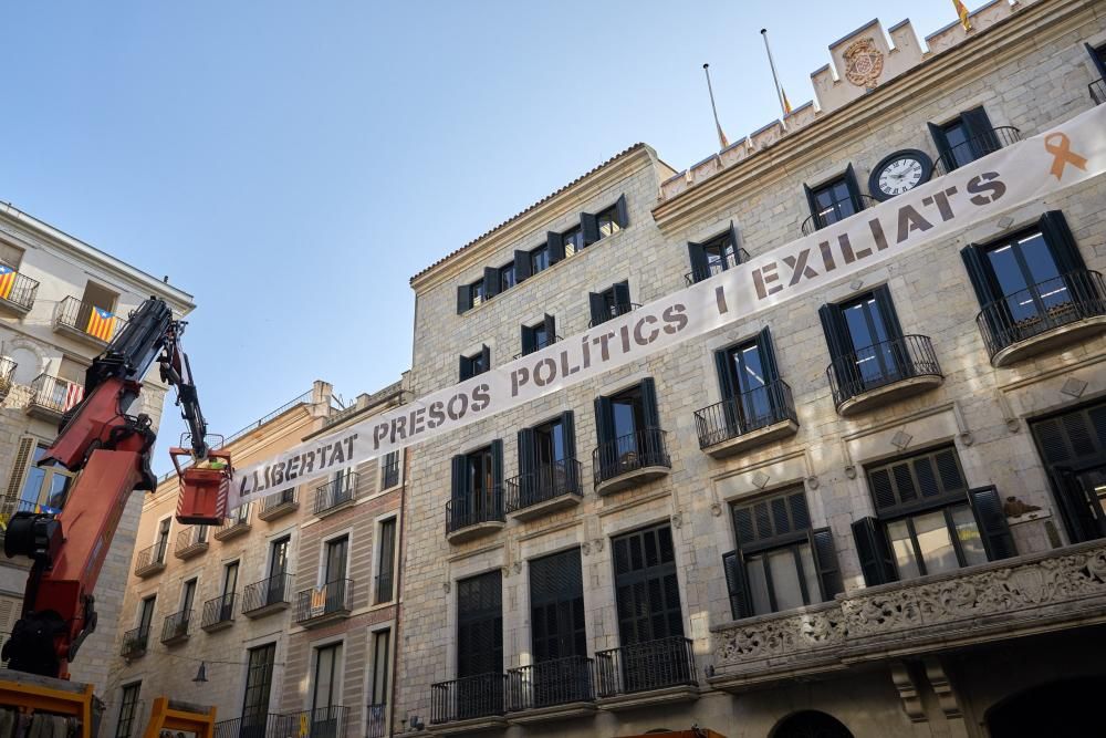 Pengen la pancarta en suport dels presos davant de l'Ajuntament de Girona