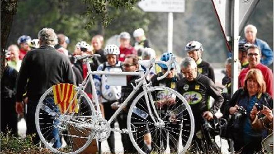 Inauguració d&#039;una de les bicicletes blanques ahir al matí a la cruïlla amb Sant Andreu Salou de la GIV-6741.