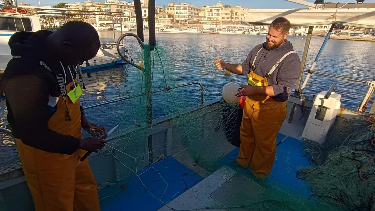 Toni Femenias junto a su marinero en Cala Rajada.