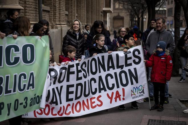 Concentración en defensa de la escuela pública en el colegio Gascón y Marín de Zaragoza, este miércoles.
