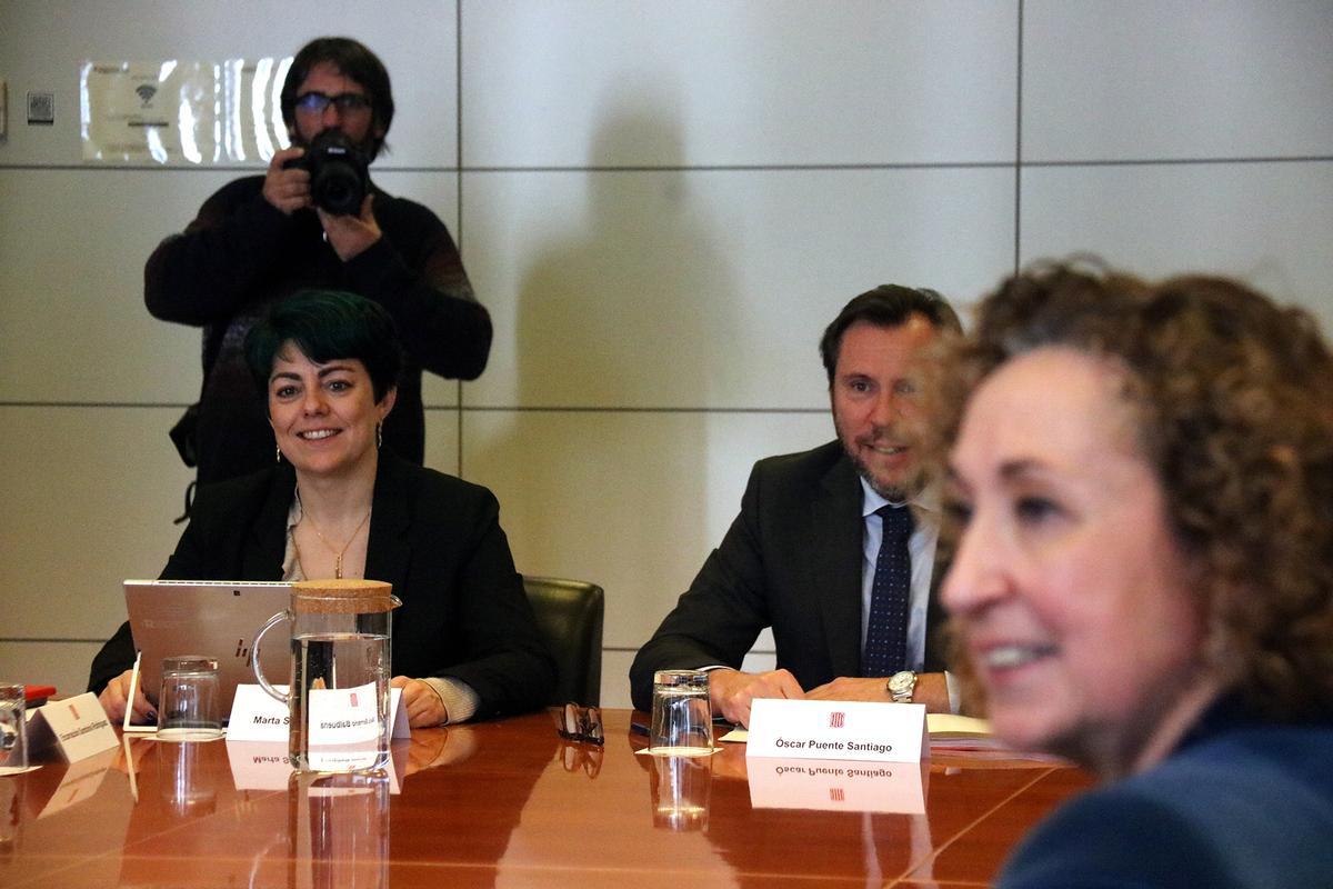Óscar Puente y Ester Capella se reúnen para constituir la comisión política para el traspaso de Rodalies