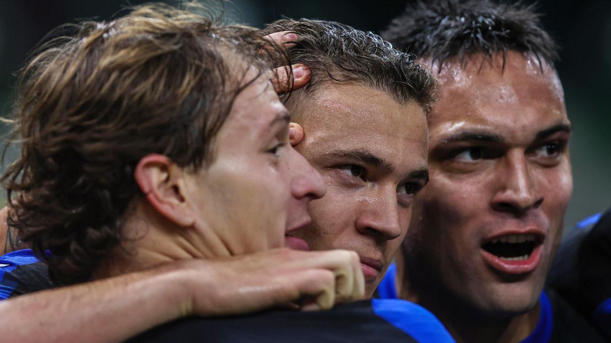 Los jugadores del Inter celebran el gol de Asllani