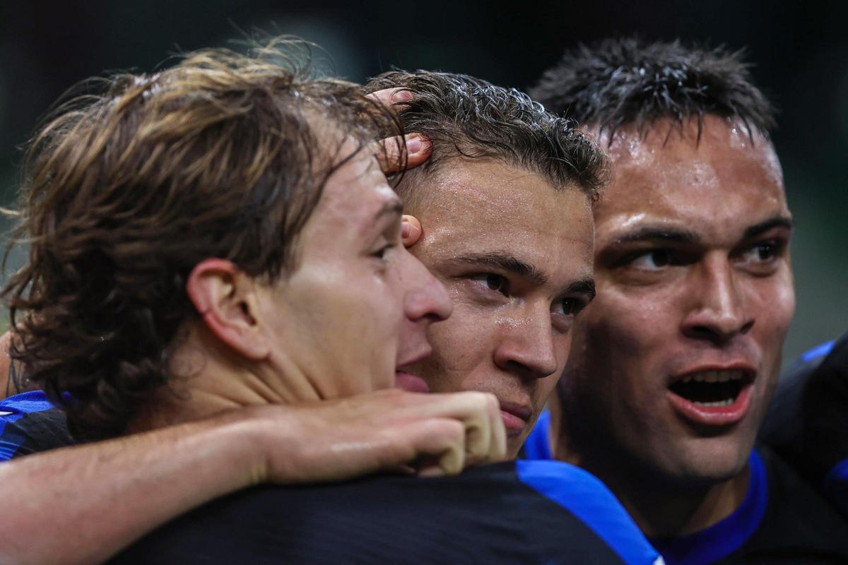 Los jugadores del Inter celebran el gol de Asllani