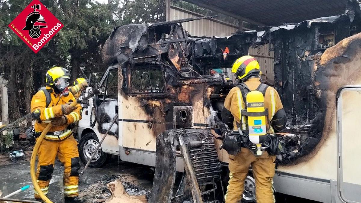 La autocaravana incendiada