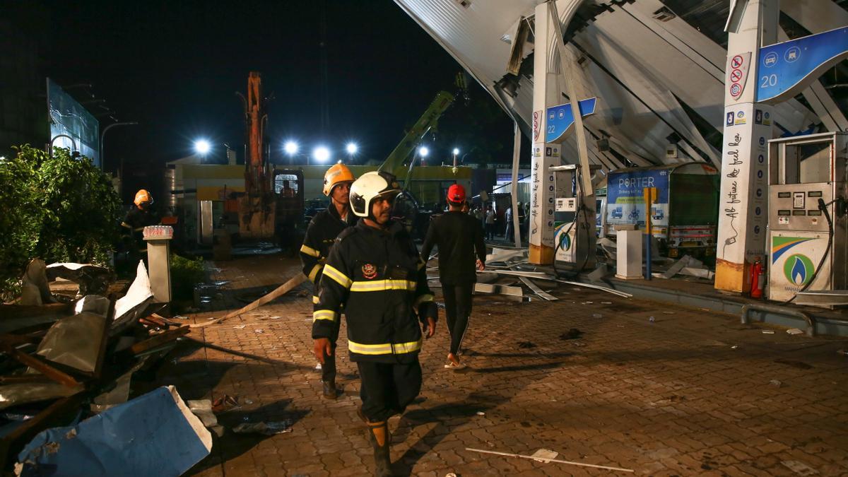 Suben a 14 los muertos por la caída de una valla publicitaria en una gasolinera en India.