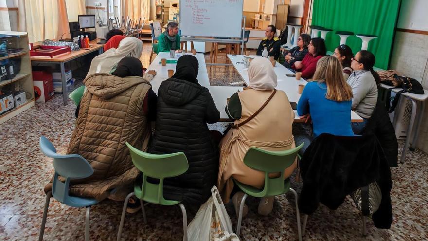 Un grupo de madres durante una de las clases de alfabetización en el colegio Sant Miquel de Tavernes