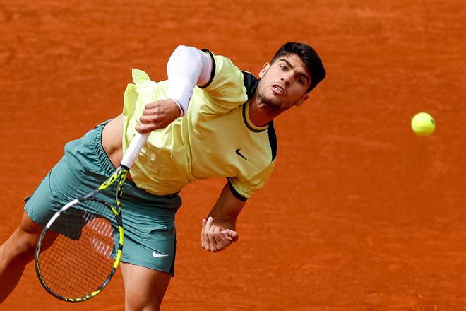 MADRID, 28/04/2024.- El tenista español Carlos Alcaraz devuelve una bola al tenista brasileño Thiago Seyboth, durante el partido de segunda ronda del Masters 1000 Mutua Madrid Open disputado este domingo en la Caja Mágica. EFE/ Daniel González