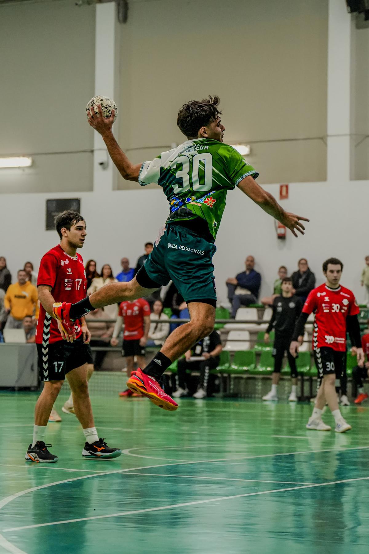 Rodrigo Ortega finaliza un ataque del Balonmano Ingenio