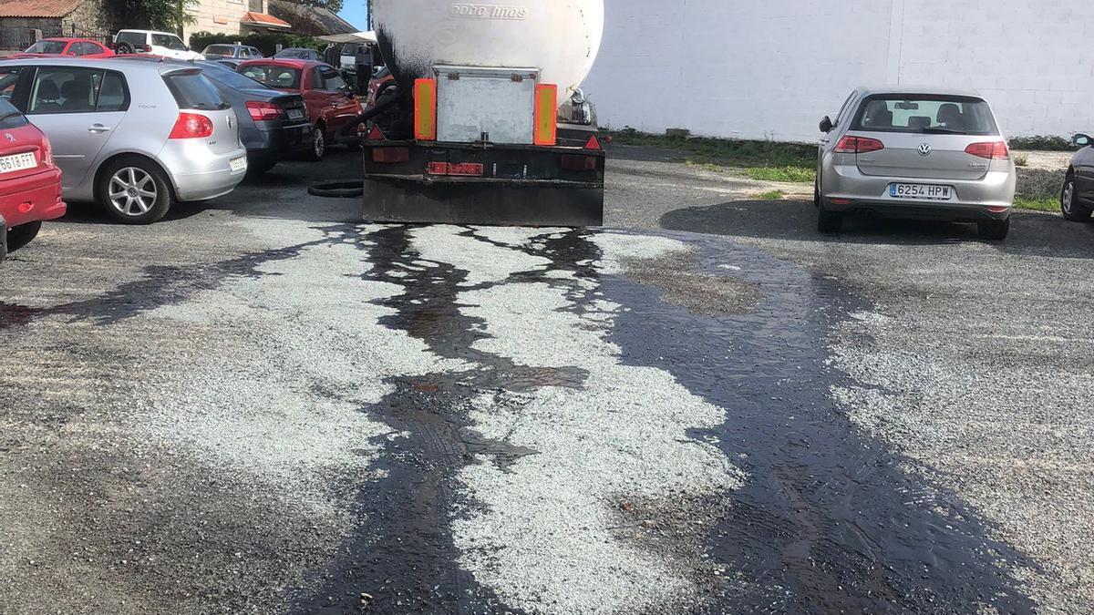 Cisterna saboteado anoche en A Gouxa y parte del alquitrán vertido en la zona.