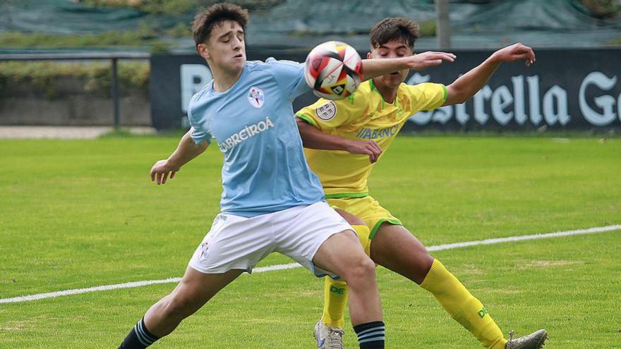 Un jugador del Celta Juvenil lucha por el balón.