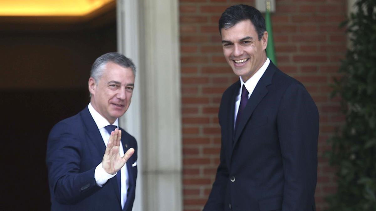 El lendakari, Iñigo Urkullu, y el presidente del Gobierno, Pedro Sánchez, en junio del 2018, en el Palacio de la Moncloa.