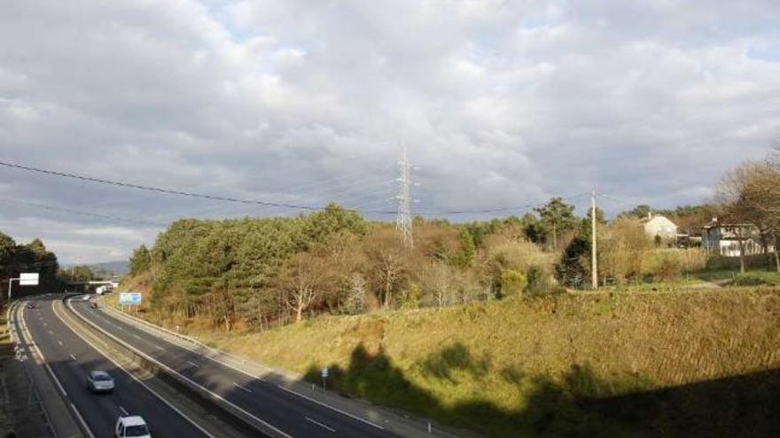 Vista de los terrenos de Liñeiriños, al borde de la AP-9, en los que se proyecta Porto Cabral.  // J. Lores