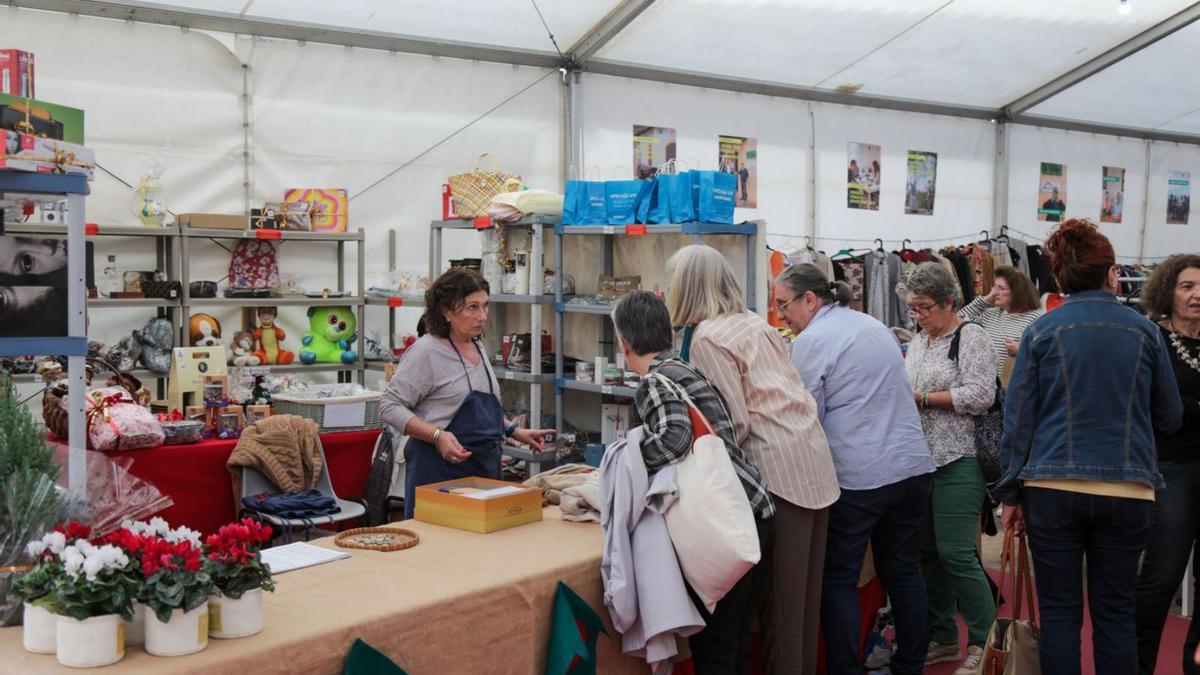 Es Refugi celebra su tradicional mercadillo de navidad | PERE JOAN OLIVER