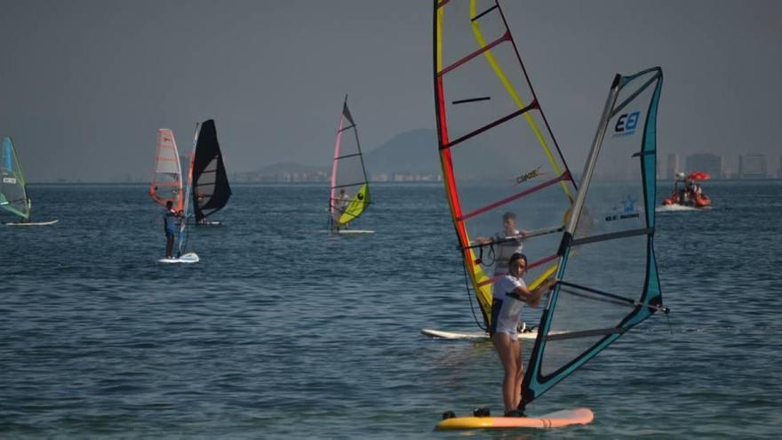 La fiesta del windsurf comienza en Los Alcázares