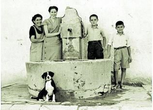 Fotografía antigua de algunos vecinos junto a la fuente de la calle del Puig.  |  ARCHIVO MUNICIPAL DE XÀTIVA