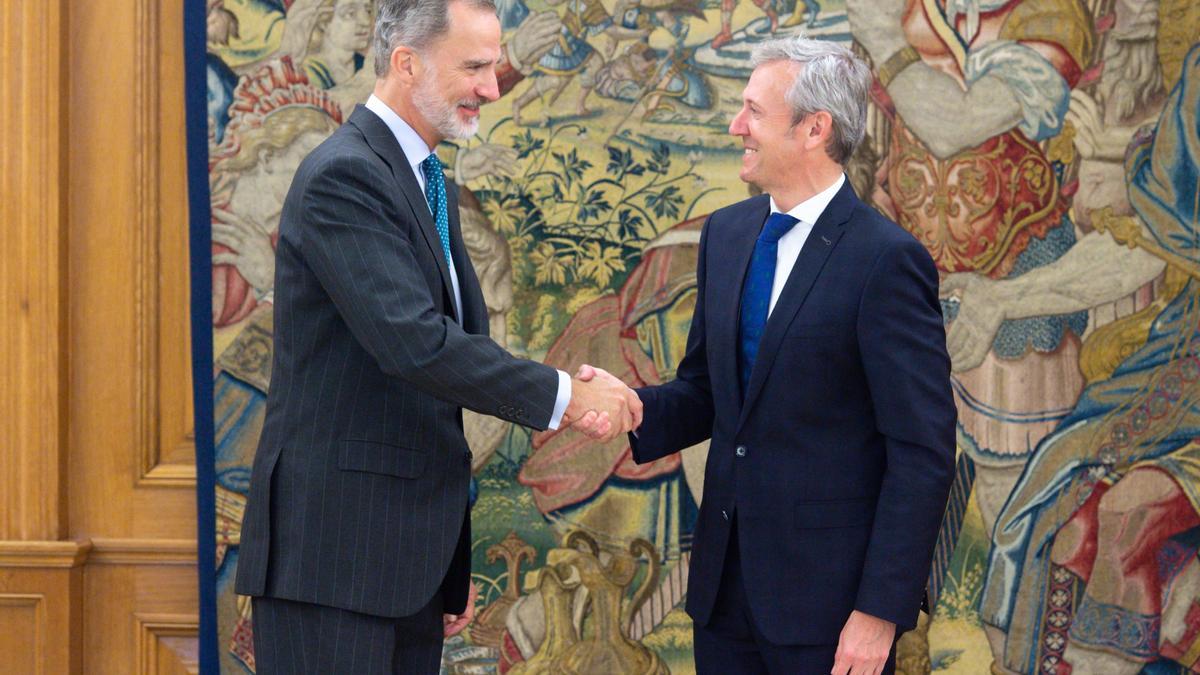 Felipe VI saluda al presidente de la Xunta de Galicia, Alfonso Rueda.