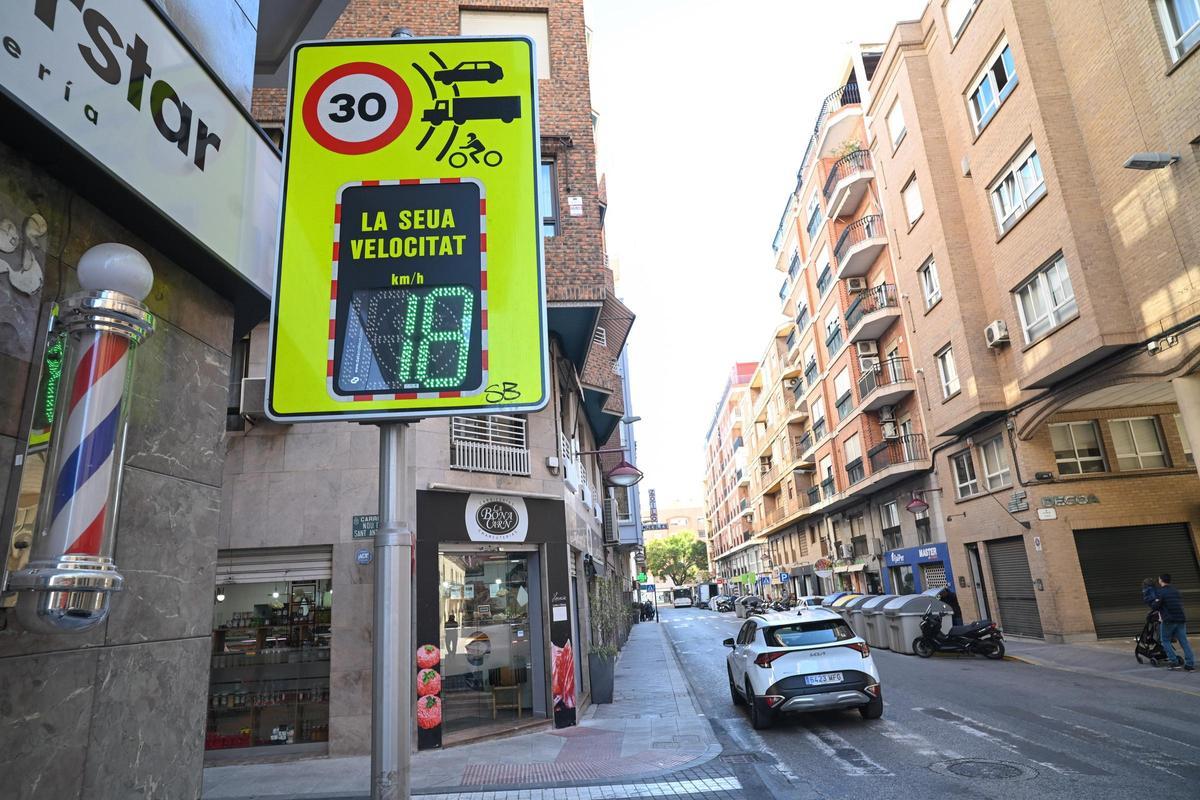 Calle Ángel, con el radar que detecta un 87 % de vehículos que cumplen la velocidad