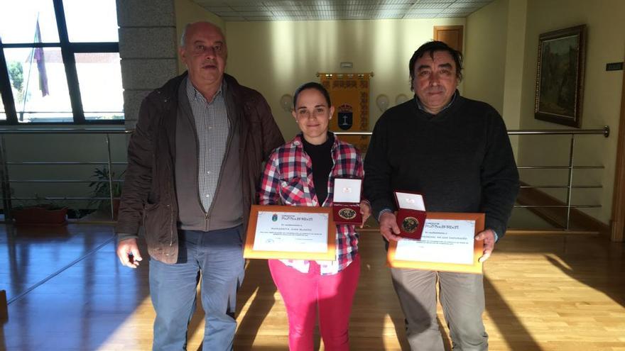 El alcalde de Pazos, Andrés Iglesias (izq.), con los impulsores de la campaña solidaria. / FdV