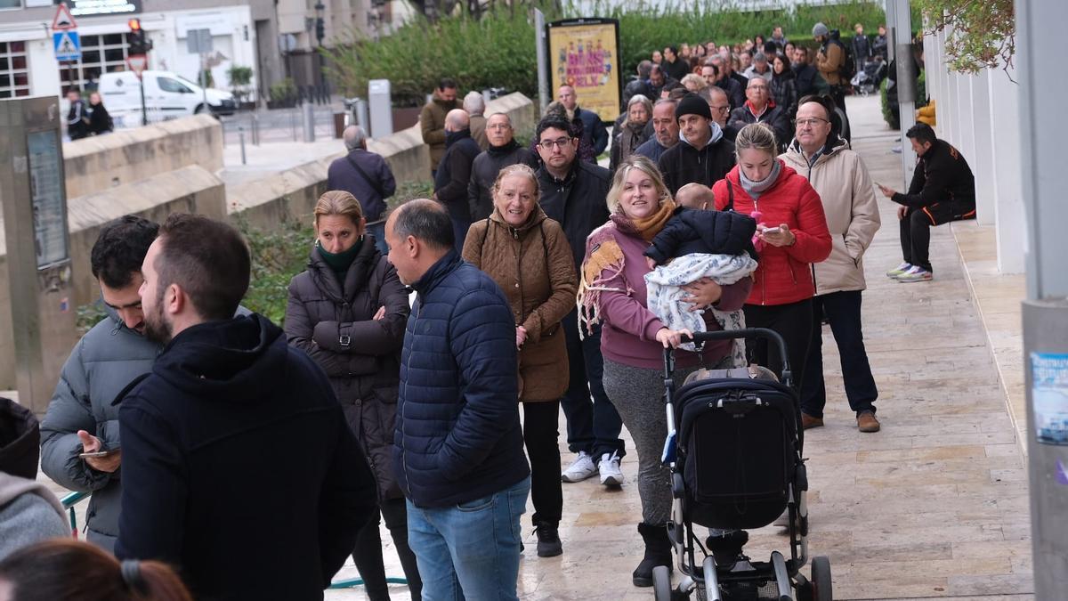 Colas en el Paseo de la Estación para hacerse con asientos de la Cabalgata de Reyes