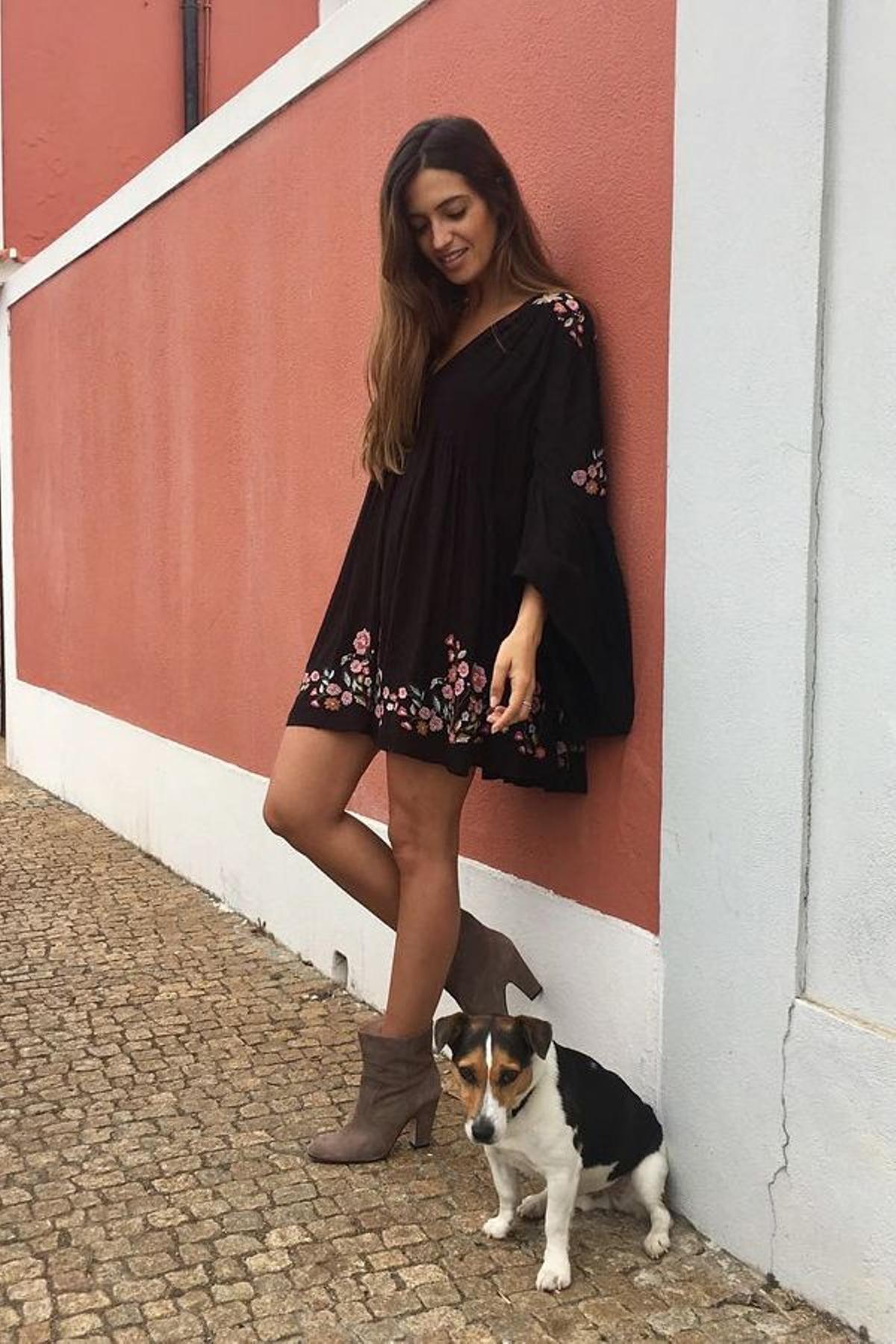 Sara Carbonero con look de Slow Love, vestido y botines