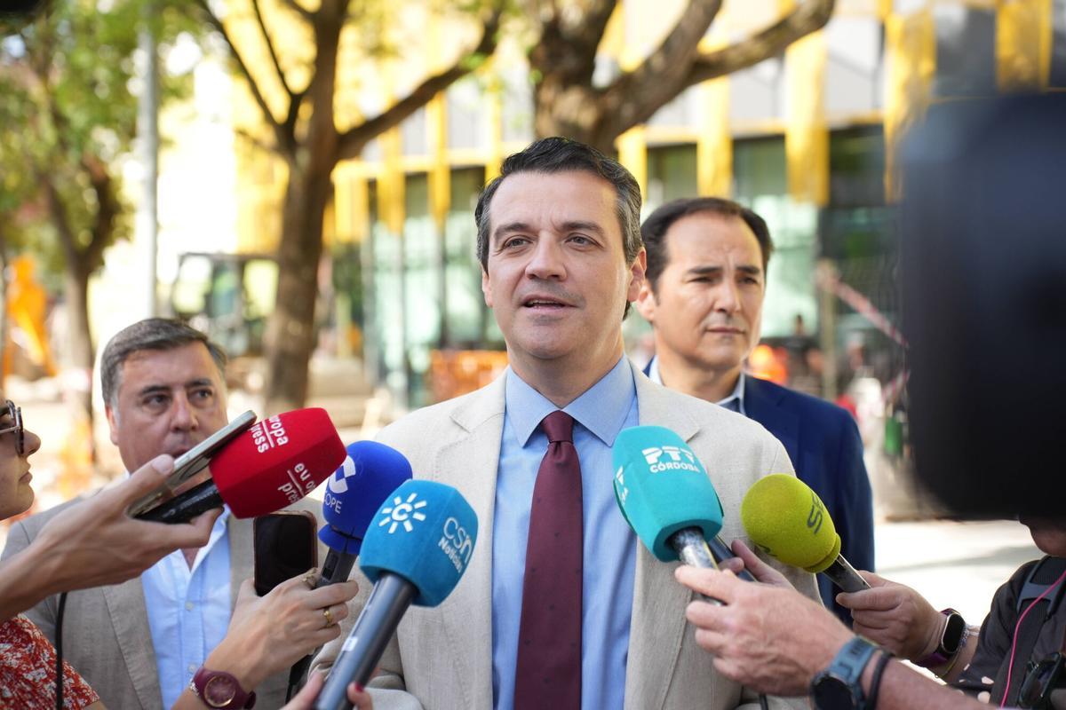 Córdoba. 10:15 horas.- El alcalde de Córdoba, José María Bellido y el consejero en funciones de Justicia, Administración Local y Función Pública, José Antonio Nieto, visitan las obras ejecutadas con cargo al PFEA. En la calle Poeta Emilio prados.