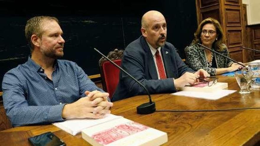 José Ignacio Suárez, el vicerrector Borge y Encina Cortizo, ayer en el aula escalonada de la Universidad de Oviedo.