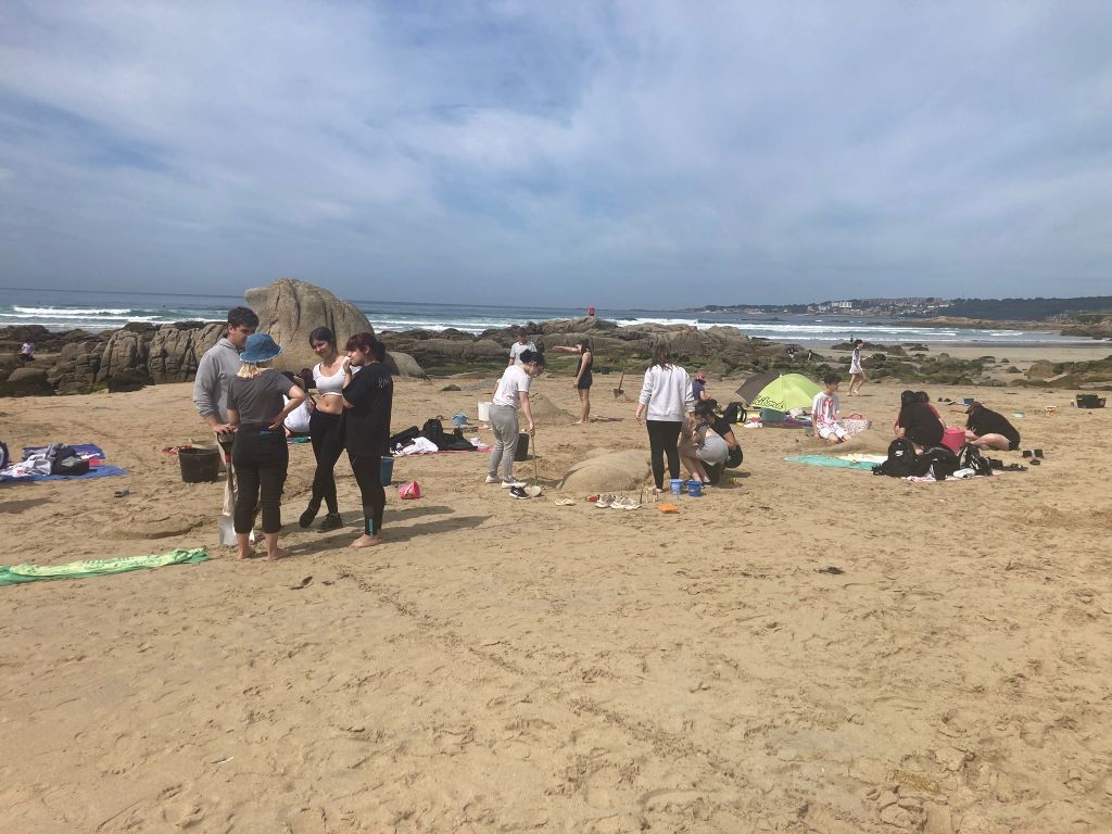 Alumnos durante la original clase de Dibujo impartida en A Lanzada.