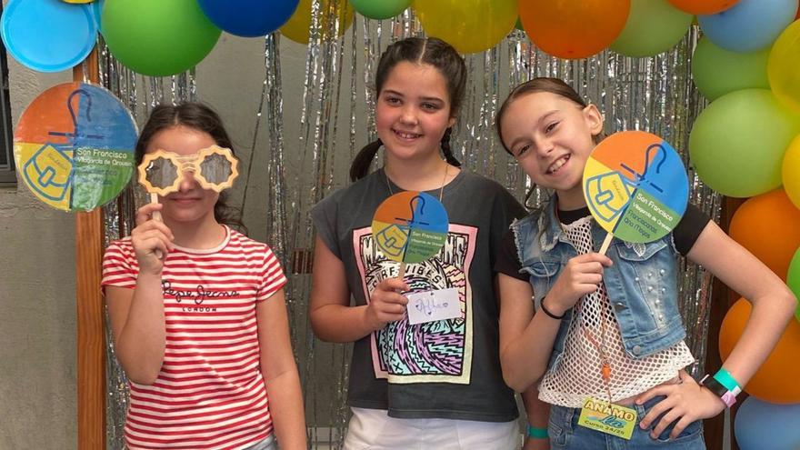 Tres niñas durante una de las actividades de la jornada escolar.