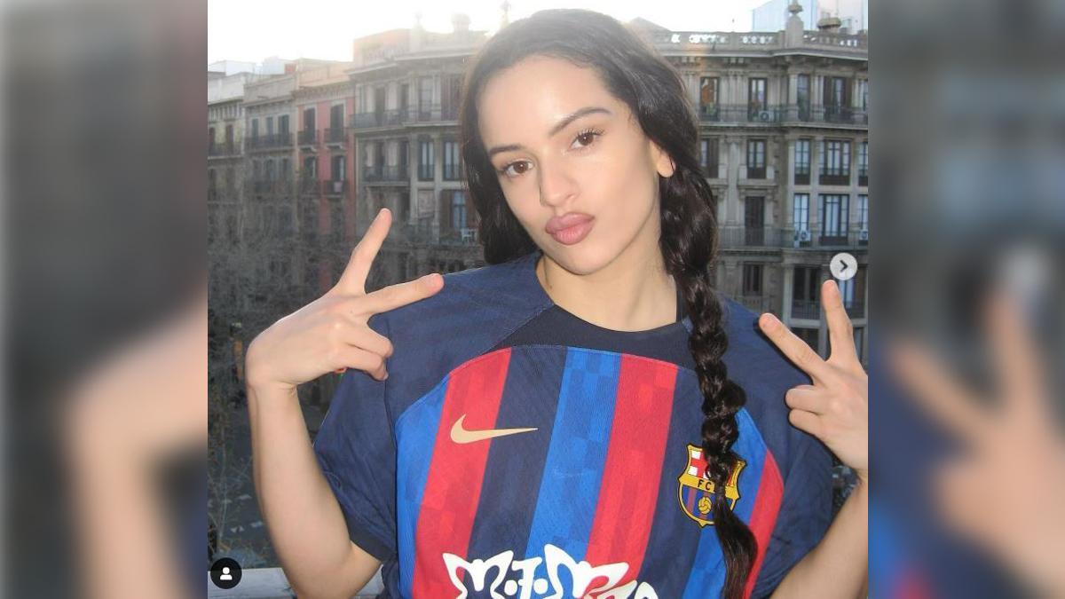 Rosalía con la camiseta 'Motomami' del Barça